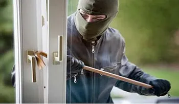 Agentes policiales matan dos hombres que previamente robaron en una casa