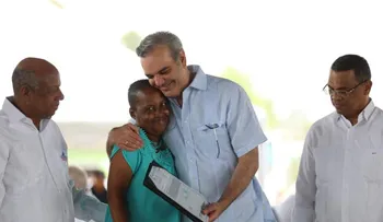 Presidente Abinader entrega 1,060 títulos de propiedad en Villa Central de Barahona que impactan a unas 5,000 personas