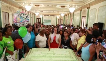 Mujeres humildes agasajan Vicepresidenta en su cumpleaños