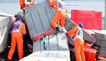 Aparatoso accidente del piloto Carlos Sainz durante la calificación del Gran Premio de Rusia
