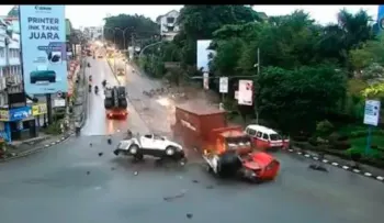 Chófer de camión que mató cuatro y dejó 22 heridos en terrible accidente en Indonesia, dice que fallaron los frenos