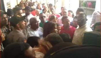 Decenas de personas a tribunal a respaldan a Raúl Mondesí  