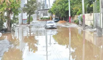 Hoyos trastornan la Zona Industrial de Herrera