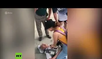 Una estudiante "resucita" a un anciano en plena estación de tren