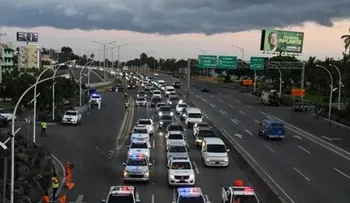 Caída de árbol sobre la autopista Las Américas deja cuatro heridos y varios vehículos afectados