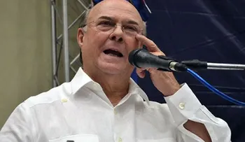 Hipólito Mejía y Danilo Medina conversan en funeraria Blandino; se desconoce lo tratado
