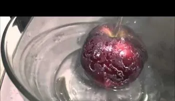 El puso agua hirviendo sobre una manzana común. Observen lo que apareció sobre la pielâ?¦ 