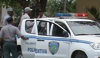 Joven hiere exmujer y se corta la garganta dentro de patrulla policial