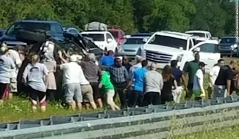 Decenas de personas rescatan a niña atrapada en camioneta volcada