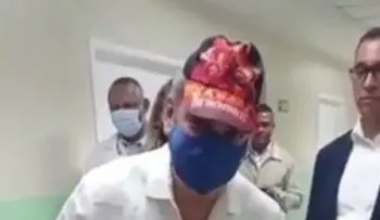 Niño le regala gorra a presidente Luis Abinader para que se recuerde de el