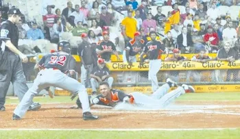 Gigantes ganan y provocan un triple empate; Leones se sacuden