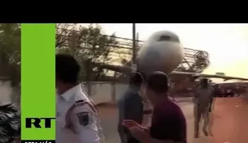 Un avión de pasajeros se desploma junto a un aeropuerto de la India