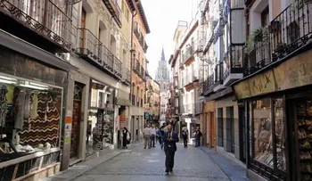 Mujer tira a dos hijos por una ventana