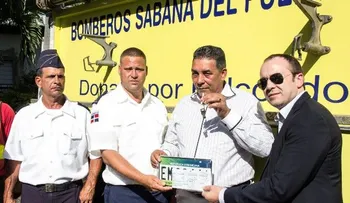 Falcondo dona camión de bomberos al distrito municipal de Sabana del Puerto
