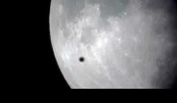 ¿Ovnis a la vista?: Los extraños objetos que sobrevolaron la superluna (VIDEO)