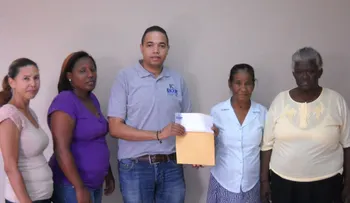 Reparan  viviendas a familias pobres en Barahona