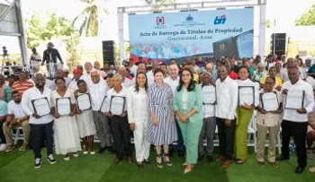 Vicepresidenta Raquel Peña entrega 450 títulos de propiedad a familias de Guayacanal, Azua