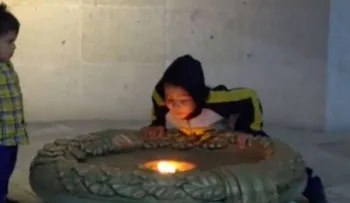 Un niño apaga un fuego que ardía desde hace 200 años