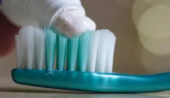 Un ingrediente de la pasta de dientes (Triclosán) puede ser eficaz contra la malaria, pero sin exceso