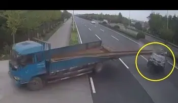 La carga de un camión "decapita" un coche