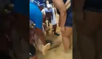 Un agente de POLITUR se pone "bruto" y le da un tiro a una joven en una playa