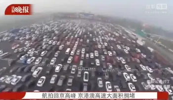 Miles de coches atrapados en un atasco en China (VIDEO)