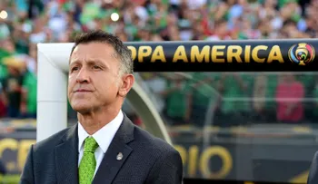 Juan Carlos Osorio apuesta su pelo por la gloria del Tri mexicano