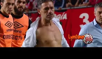 Un entrenador argentino "se rasga las vestiduras" literalmente