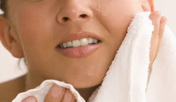 6 Hábitos en la ducha que pueden arruinar tu piel