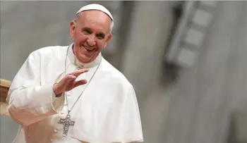 El papa dice en Twitter que la oración lo puede todo y pide rezar por la paz