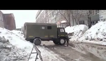 Salida triunfal de un todoterreno ruso atrapado por la nieve