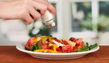  Anota estos 5 beneficios para la salud de usar poca sal en tus alimentos 