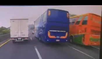 ¡Vaya irresponsabilidad del conductor!: un bus se empotra a alta velocidad en un muro