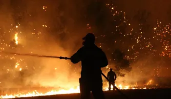 Evacúan a más de 5,000 personas en afueras de Atenas por gran incendio forestal
