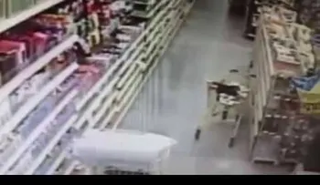 Una madre se vuelve una fiera para salvar a su niña de un secuestro (VIDEO)