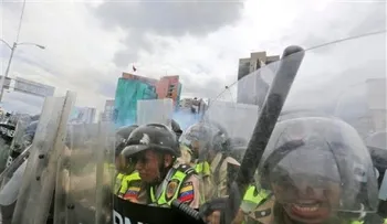 Policías lanzan bombas y balas de goma a marcha que encabezaba Capriles