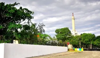 Denuncia que cercan área honra a héroes