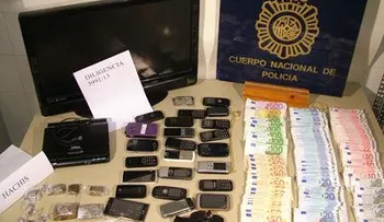 Un mago engaña a un policía vendiéndole drogas