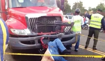 Hombre muere al chocar su motocicleta con un camión