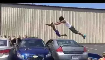 Los Juegos Olímpicos callejeros: dos gimnastas saltan sobre tres autos en una espectacular acrobacia