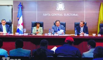 Foro por la paz entrega en CD solicitud para interpelación presidente J.C.E