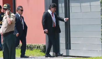 Un ave decapitada en el balcón de su casa: la presunta amenaza a un fiscal en Perú