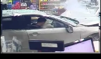 Se salva de una muerte segura tras estrellarse un coche contra una estación 