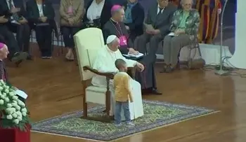 Video: Niño "le quita" la silla al Papa en plena misa