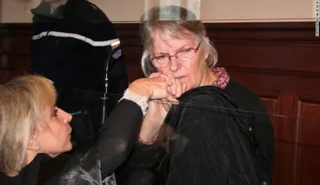 Mujer que mató a su marido tras décadas de abusos recibe perdón presidencial en Francia