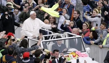 La felicidad no se puede descargar como un móvil, le dice el Papa a los jóvenes