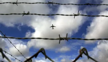 Hallan un Allahu Akbar y otras inscripciones en árabe en aviones en Francia