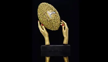 Oro y adornos extravagantes hacen parte de esta lujosa serie de balones de fútbol americano