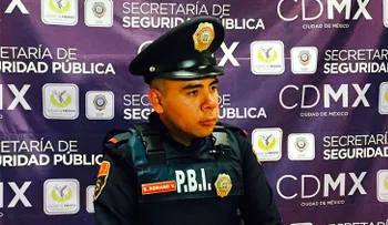 México: Un policía honrado sorprende al devolver el dinero que halló en una tienda de lujo
