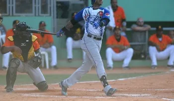 Engel Beltré conecta jonrón en días seguidos; Licey enfrentaba a Águilas